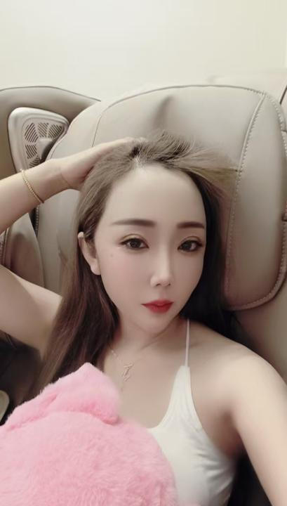 体验喷水的婚纱美女