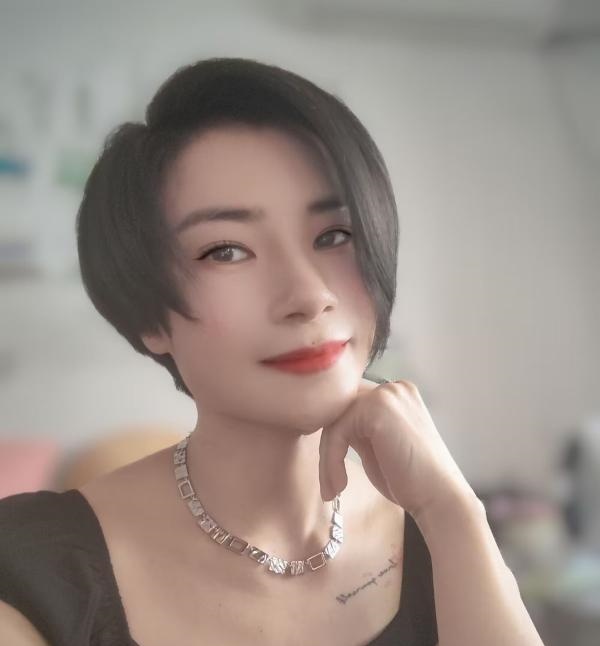 洛溪短发御姐
