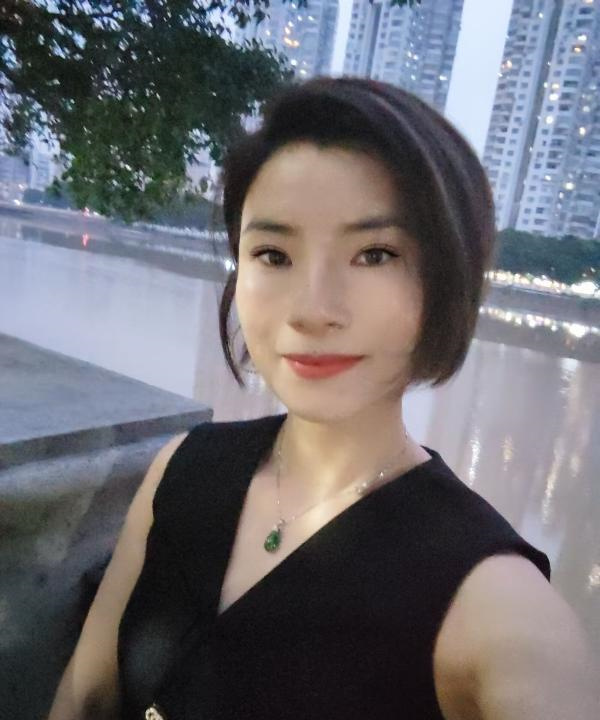 洛溪短发御姐