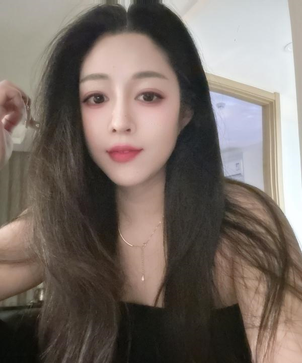 极品肉感可舌吻梓琪