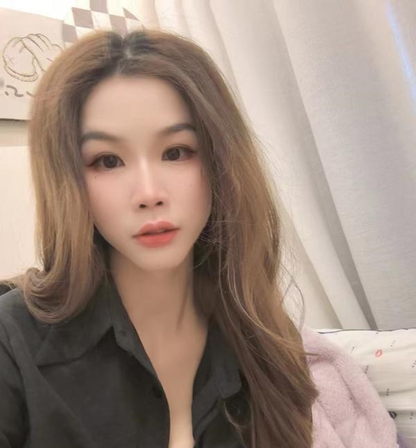 湿吻毒龙苗条小姐姐