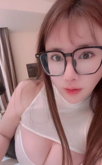 园区大奶萌妹