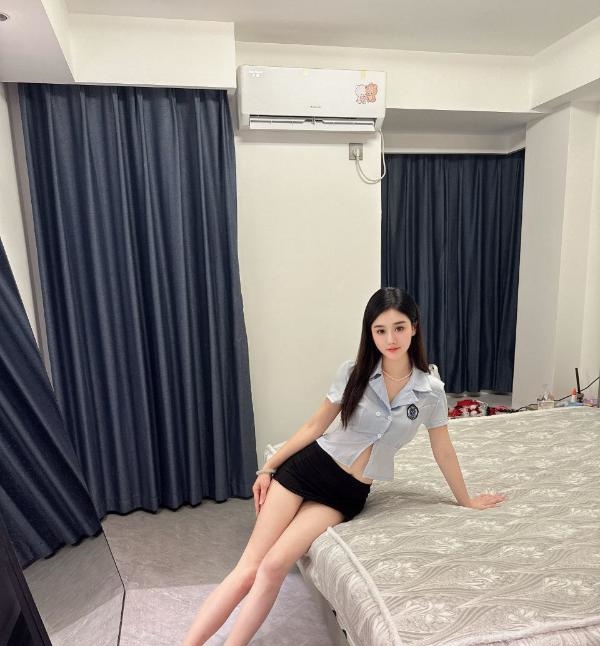 肤白貌美颜值老师