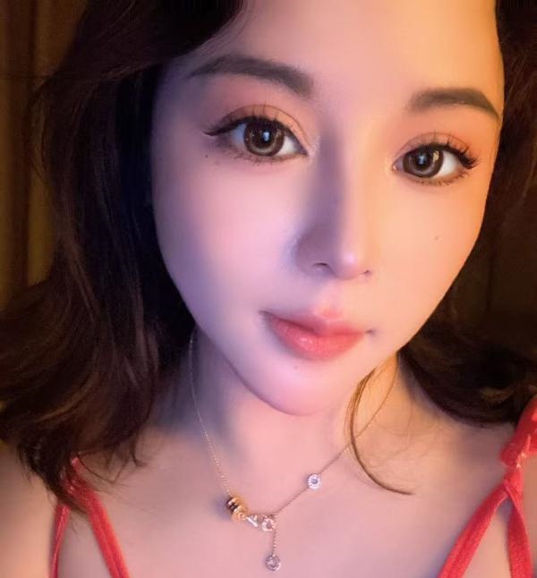 湿吻肤白大波妹