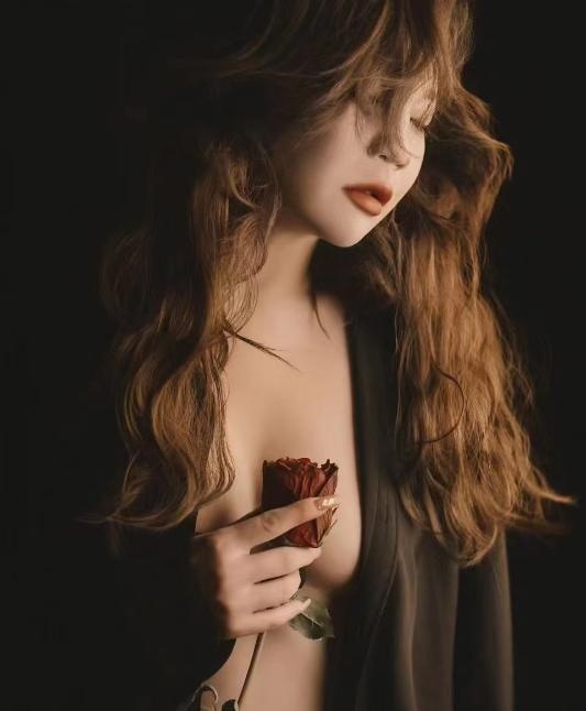 苗条娇小美女