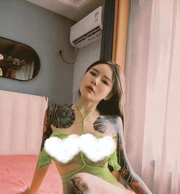 纹身女猫咪