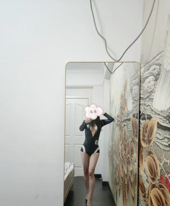 回锅一线天小姨子