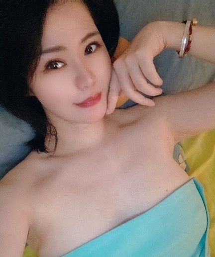 前凸后翘极品小妹子