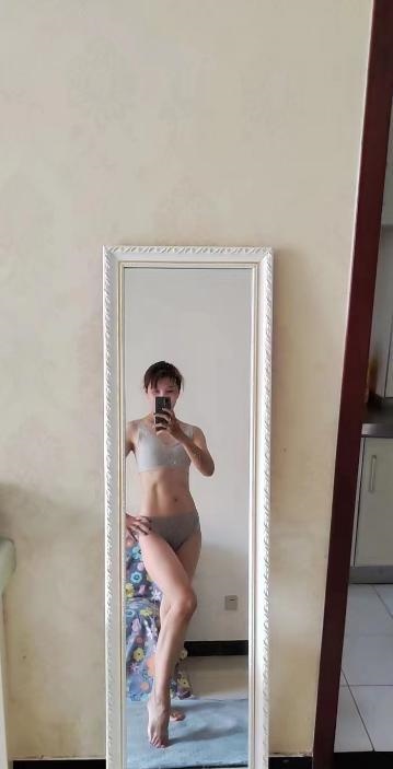 热爱健身的马甲线美女
