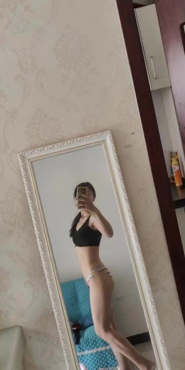 热爱健身的马甲线美女