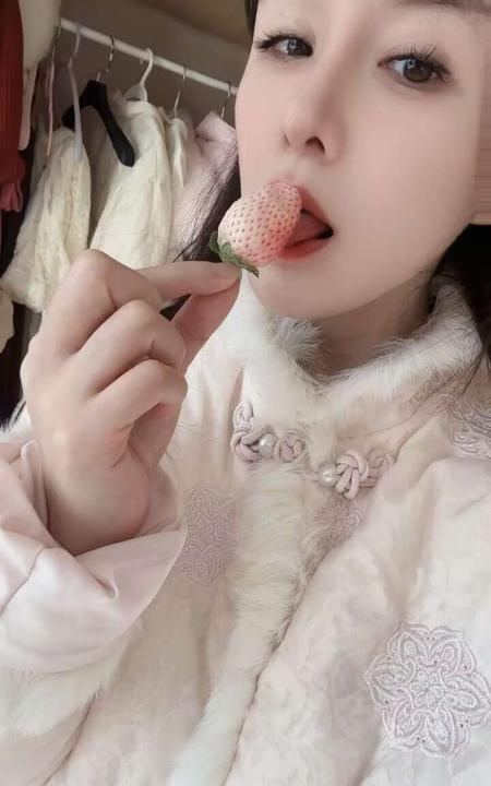 草莓牛奶胸妮妮