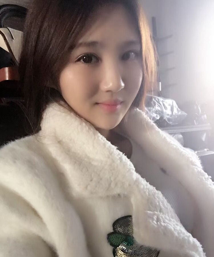 玥玥娇小可爱