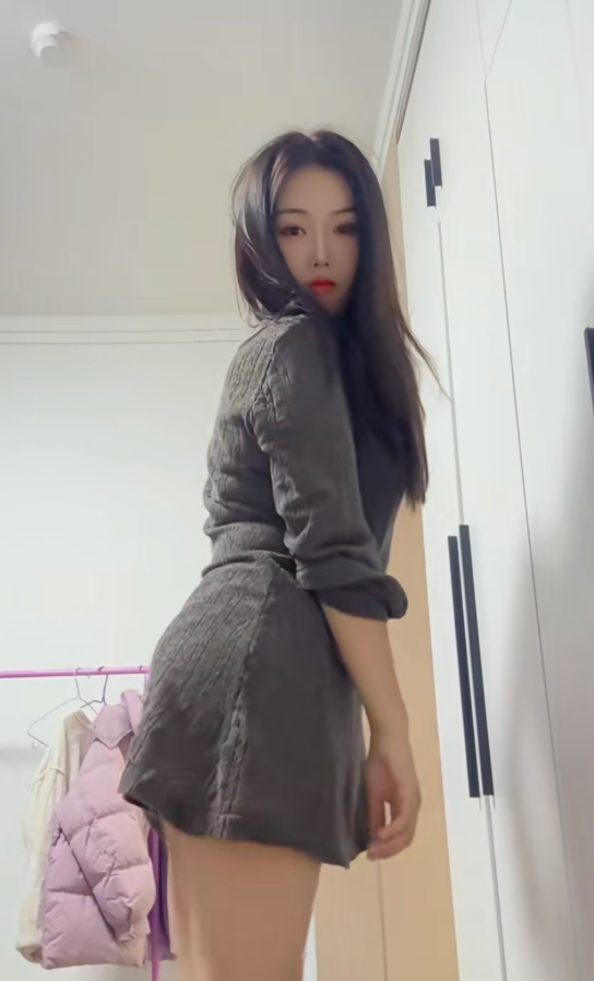 制服妹子长相很漂亮