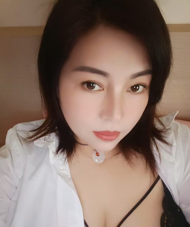 丰乳肥臀水多的小少妇