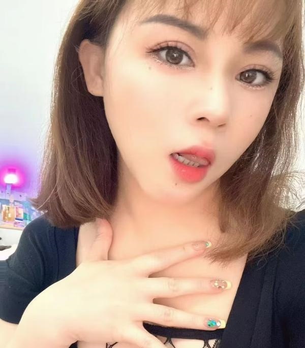 湿吻大胸美女