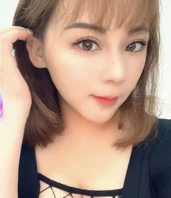 湿吻大胸美女