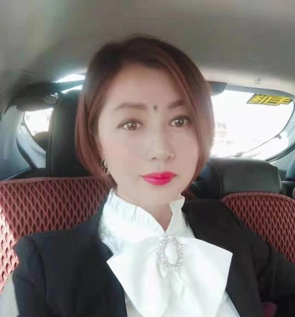 劲松短发骚少妇