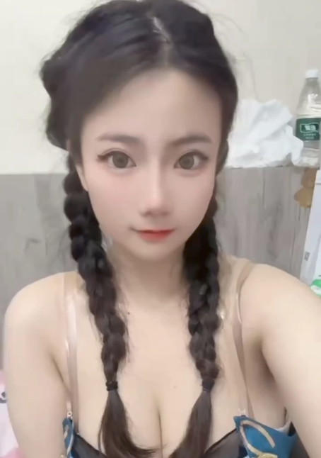 南站爆火大胸妹