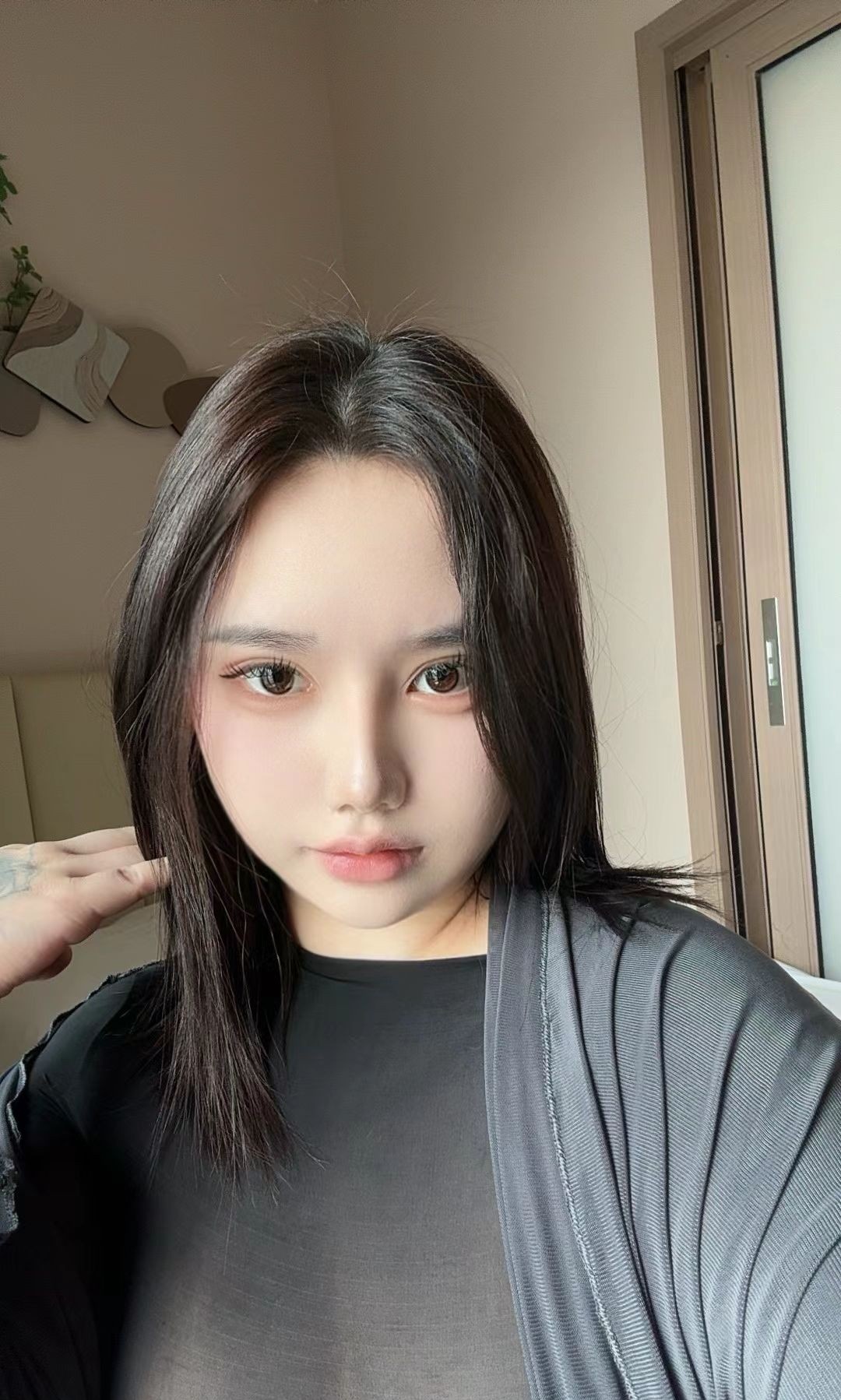 高颜值肤嫩多汁小妹