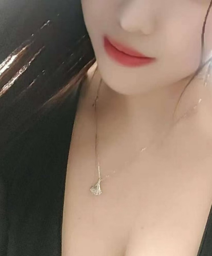 前凸后翘性感少妇。