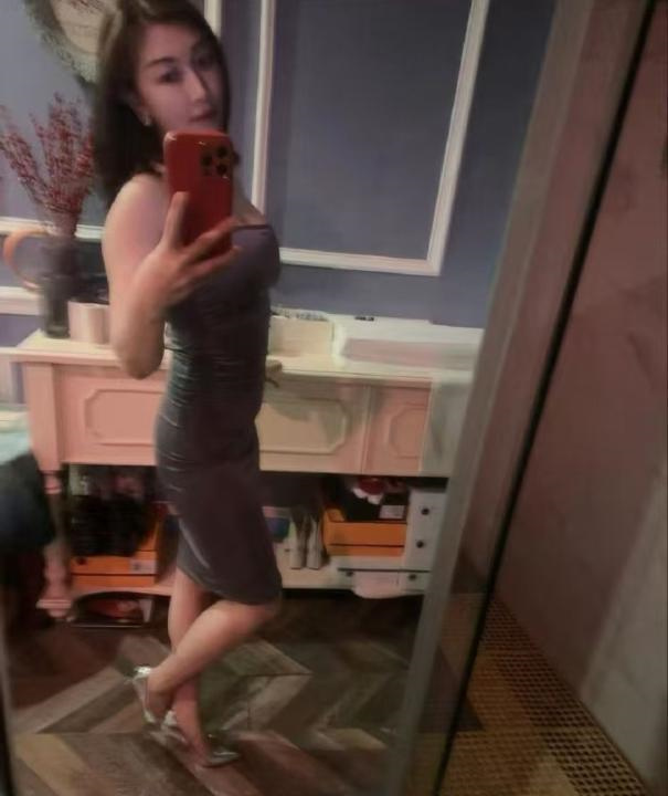 前凸后翘的颜值老师