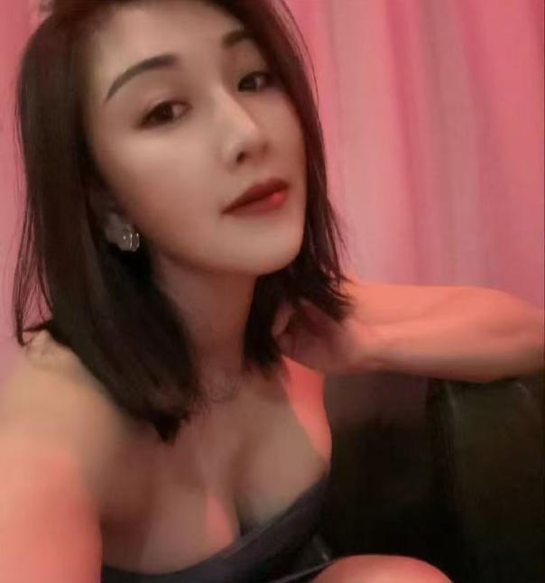 前凸后翘的颜值老师