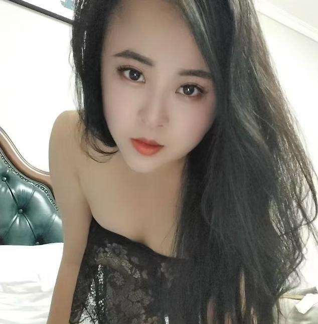 苗族娇小可人妹妹