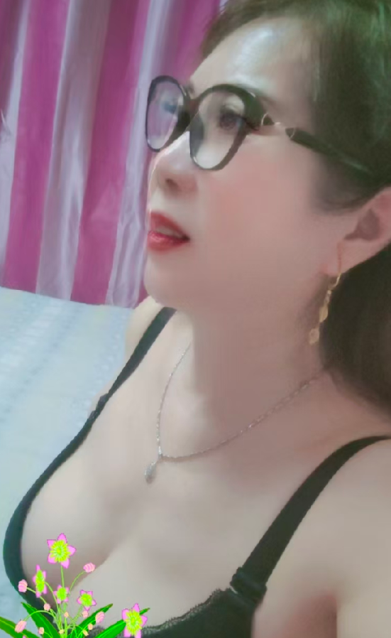 成熟风情有魅力的大胸熟女