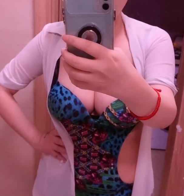 白皙巨乳柳岩