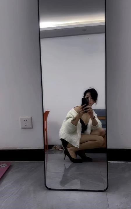 六合美腿木子