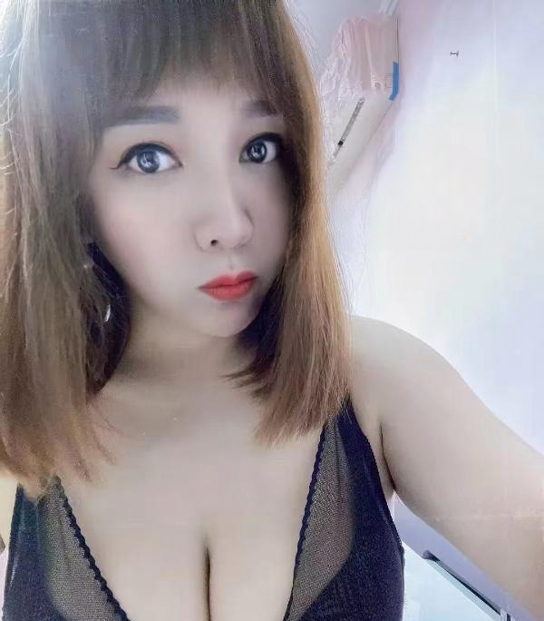 迷人大胸少妇潘金兰