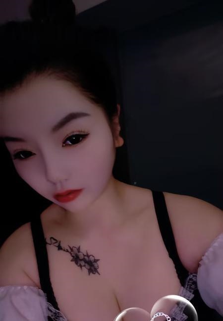 雪白大奶少妇