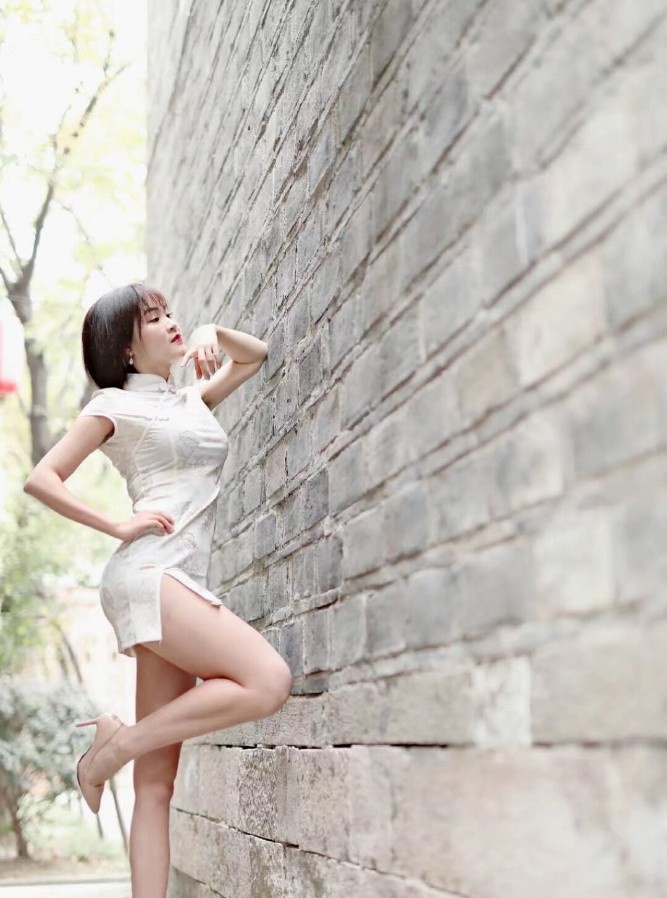 鼓楼高云岭，漂亮少妇