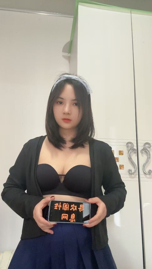 眼镜反差妹乐乐