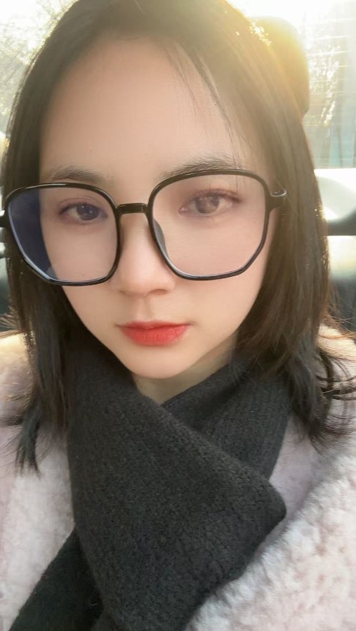 眼镜反差妹乐乐