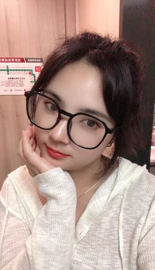 眼镜反差妹乐乐