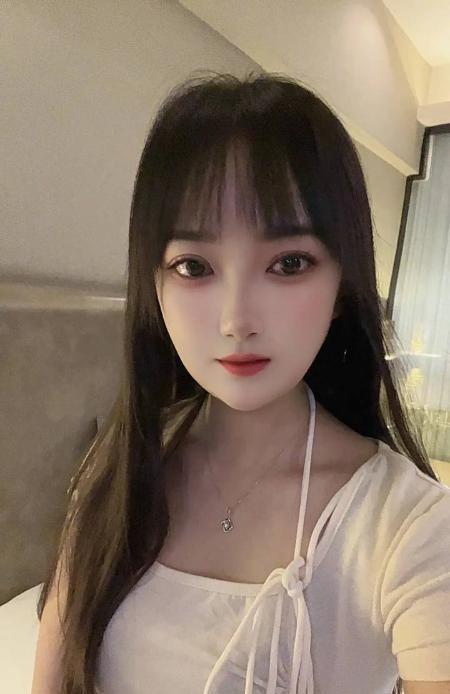 后湖大胸小姐姐