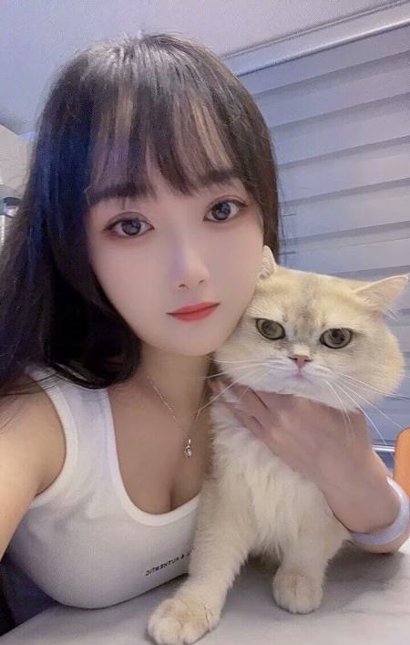后湖大胸小姐姐