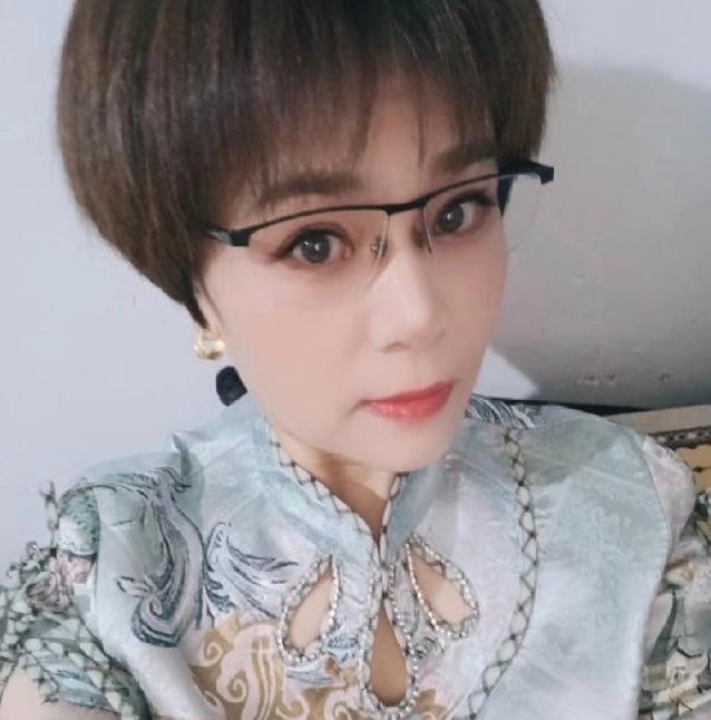 巨乳黑丝肥臀少妇