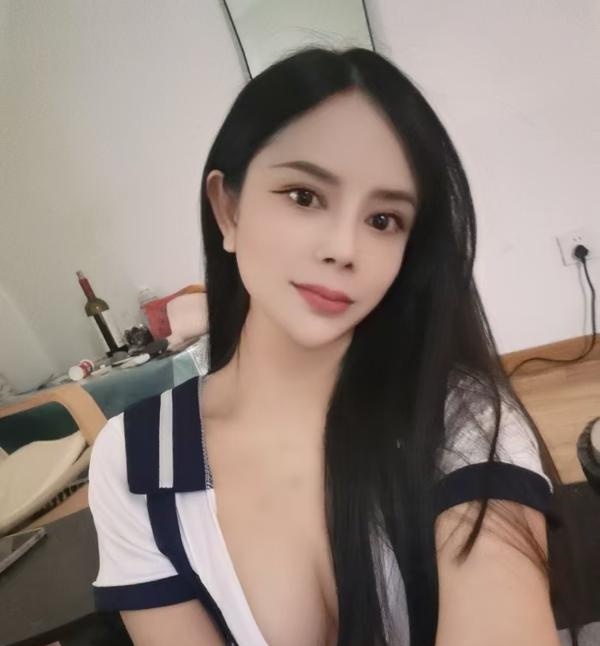 太阳城苗族美女