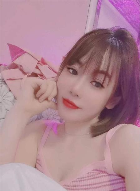 精致短发少妇如梦
