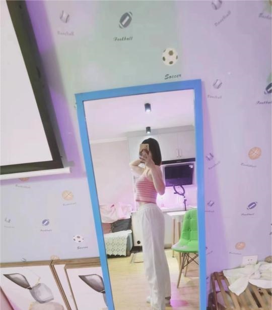 精致短发少妇如梦