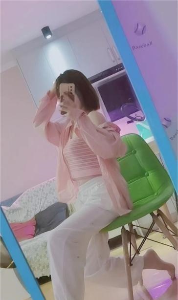 精致短发少妇如梦