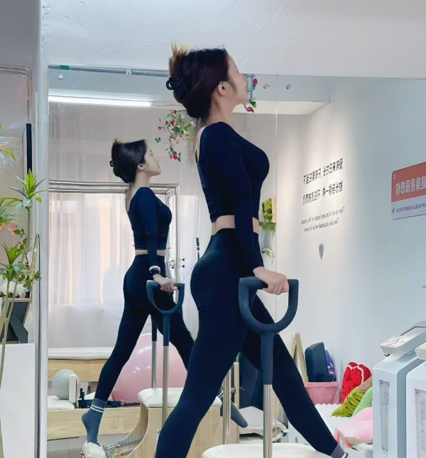 行知路瑜伽小妹