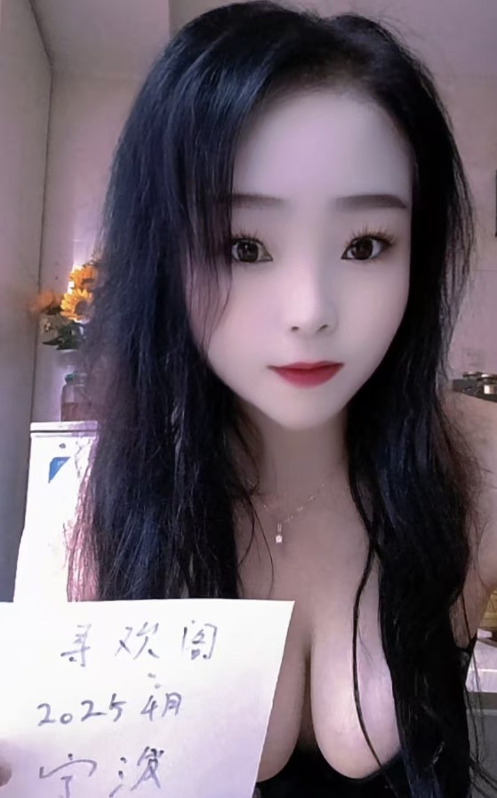 大奶妹子露露