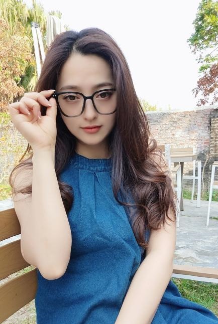越秀眼镜轻熟妇