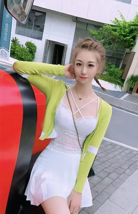 白云高挑气质美女