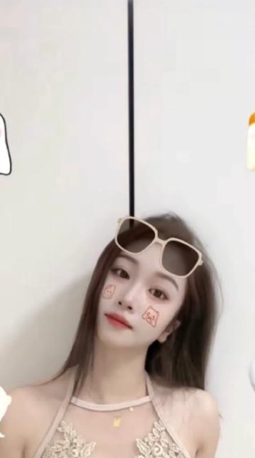 白云高挑气质美女