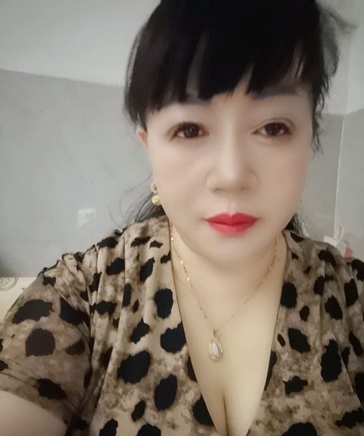 肤白性感成熟姐，友友们喜欢吗？