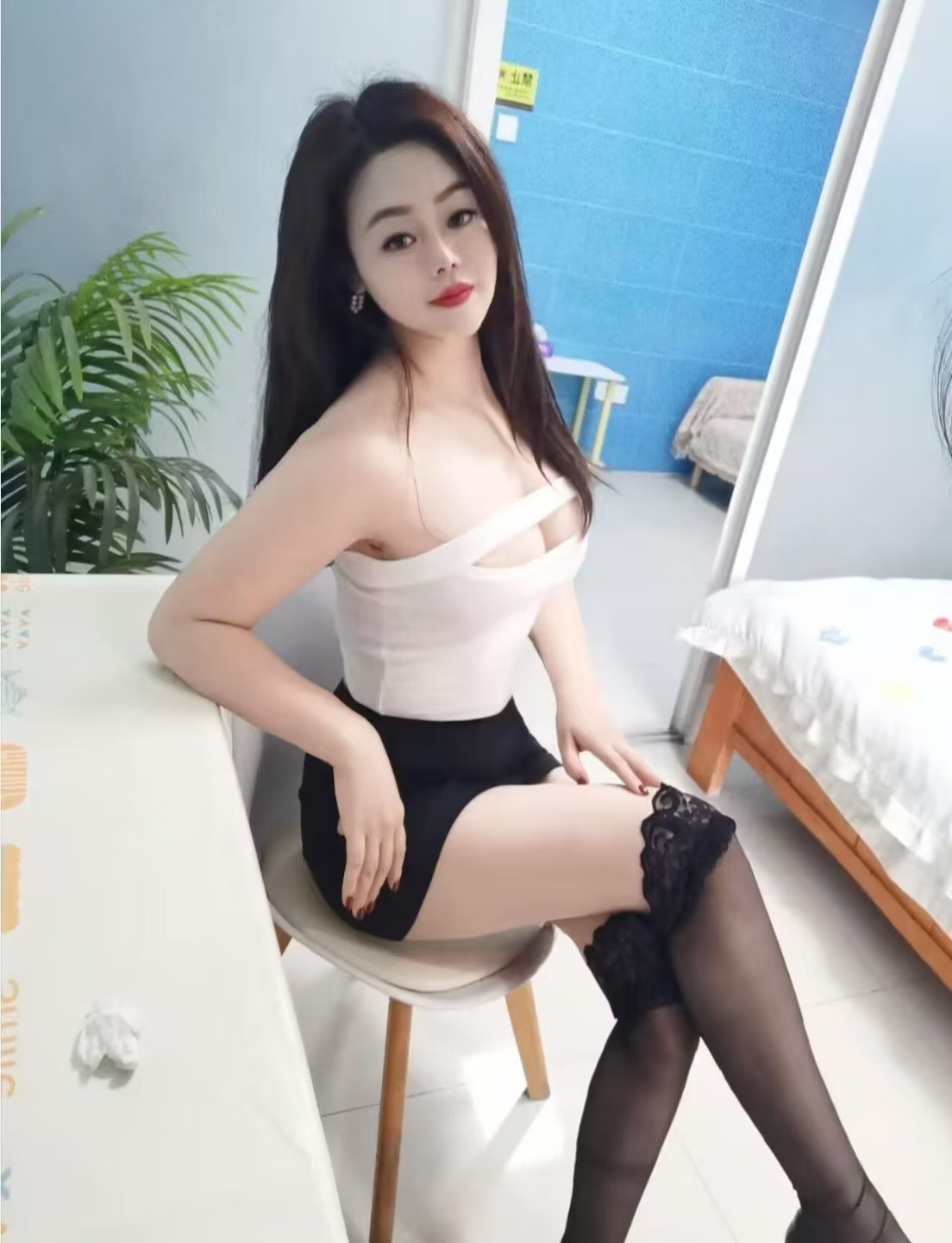 黑丝诱惑风骚妹子